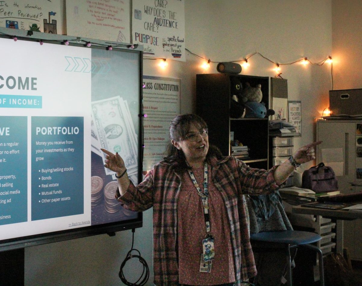 Mrs. Stephanie Ruvalcaba teaching her class about the different types of income in personal financial literacy.