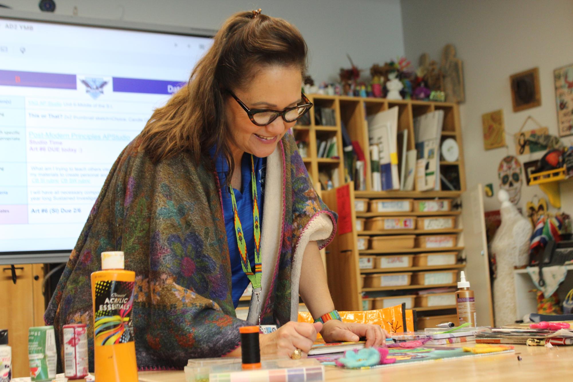 Art teacher Mrs. Natalie Jones helping students explore new techniques during downtime. Photo by Hailey Myron